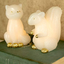 Load image into Gallery viewer, Set von 2,EAMBRITE Tierisches Echtwachskerzenlicht Batteriebetriebene flammenlose LED-Kerzen mit Zeitschaltuhr Dekorative Fox- und Eichhörnchenwachs-Lichter für Hause Hochzeit Weihnachten