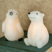 Load image into Gallery viewer, EAMBRITE 2er-set LED Kerzen Timerfunktion Batteriebetriebene flammenlose LED Echtwachskerze Set aus Eisbär und Pinguin Dekoration für Zuhause Hochzeit Weihnachten Osterfest Halloween
