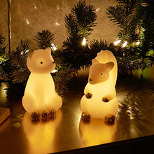 Load image into Gallery viewer, Set von 2,EAMBRITE Tierisches Echtwachskerzenlicht Batteriebetriebene flammenlose LED-Kerzen mit Zeitschaltuhr Dekorative Fox- und Eichhörnchenwachs-Lichter für Hause Hochzeit Weihnachten