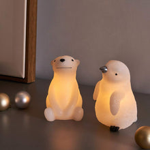 Load image into Gallery viewer, EAMBRITE 2er-set LED Kerzen Timerfunktion Batteriebetriebene flammenlose LED Echtwachskerze Set aus Eisbär und Pinguin Dekoration für Zuhause Hochzeit Weihnachten Osterfest Halloween