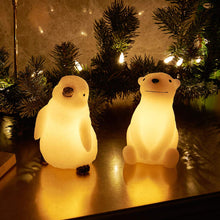 Load image into Gallery viewer, EAMBRITE 2er-set LED Kerzen Timerfunktion Batteriebetriebene flammenlose LED Echtwachskerze Set aus Eisbär und Pinguin Dekoration für Zuhause Hochzeit Weihnachten Osterfest Halloween